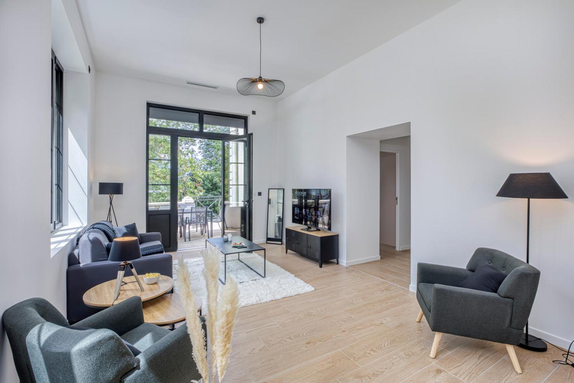 1 - Grand Spacieux Dans Un Chateau Du 17eme Siecle, A 15min De Lyon Apartment *