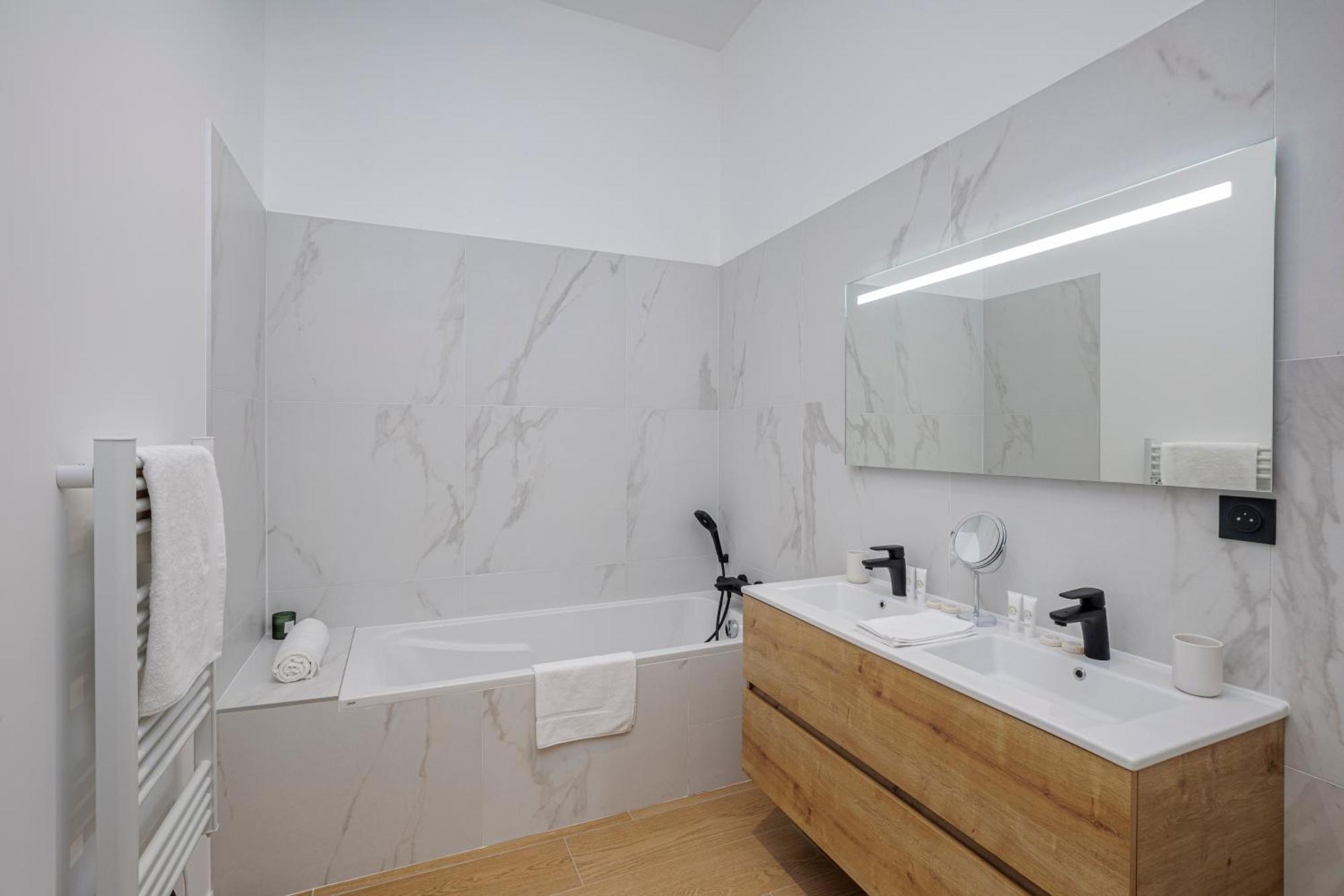 Apartment 1 - Grand Spacieux Dans Un Chateau Du 17eme Siecle, A 15min De Lyon *