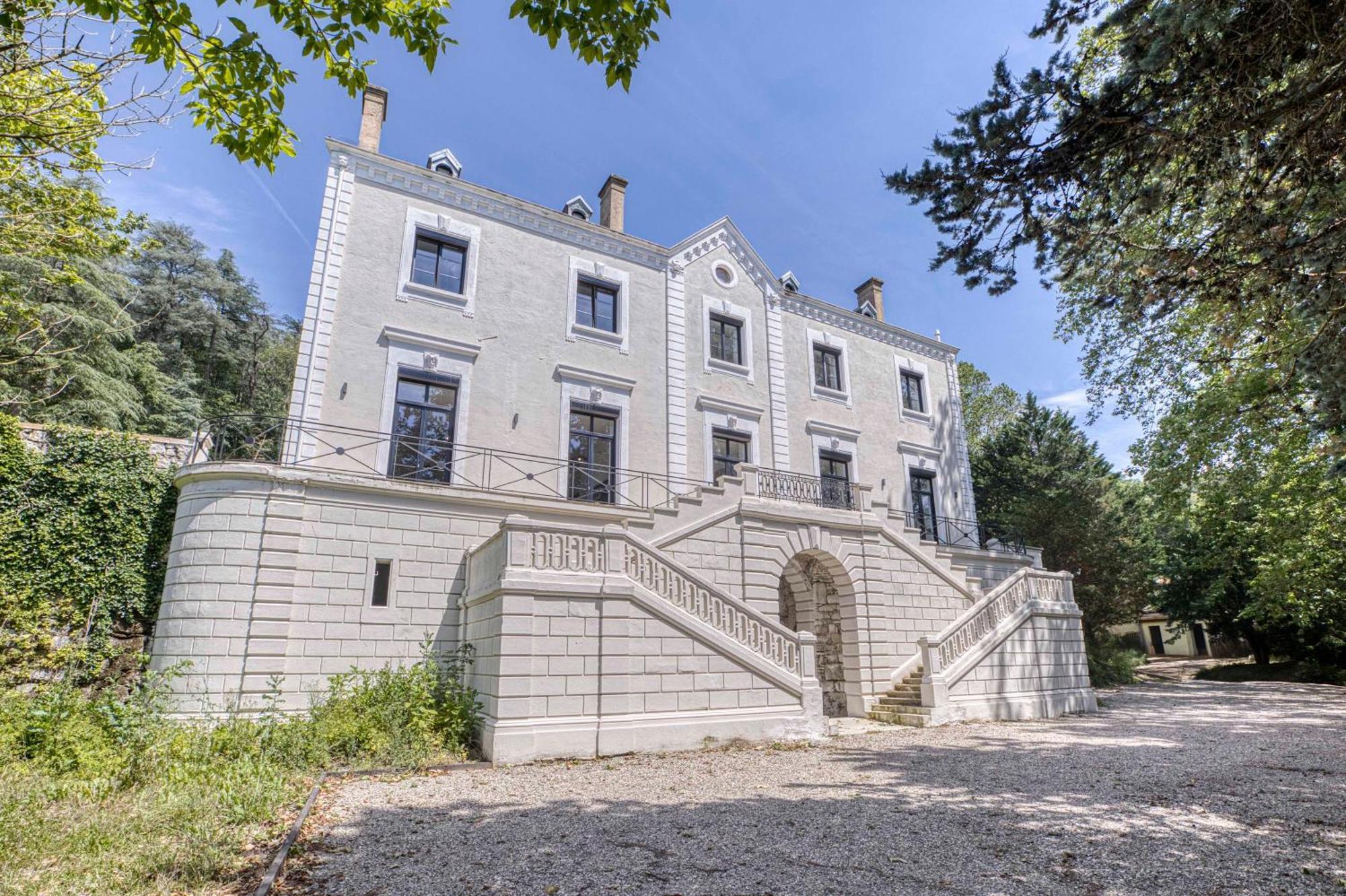 1 - Grand Spacieux Dans Un Chateau Du 17eme Siecle, A 15min De Lyon *