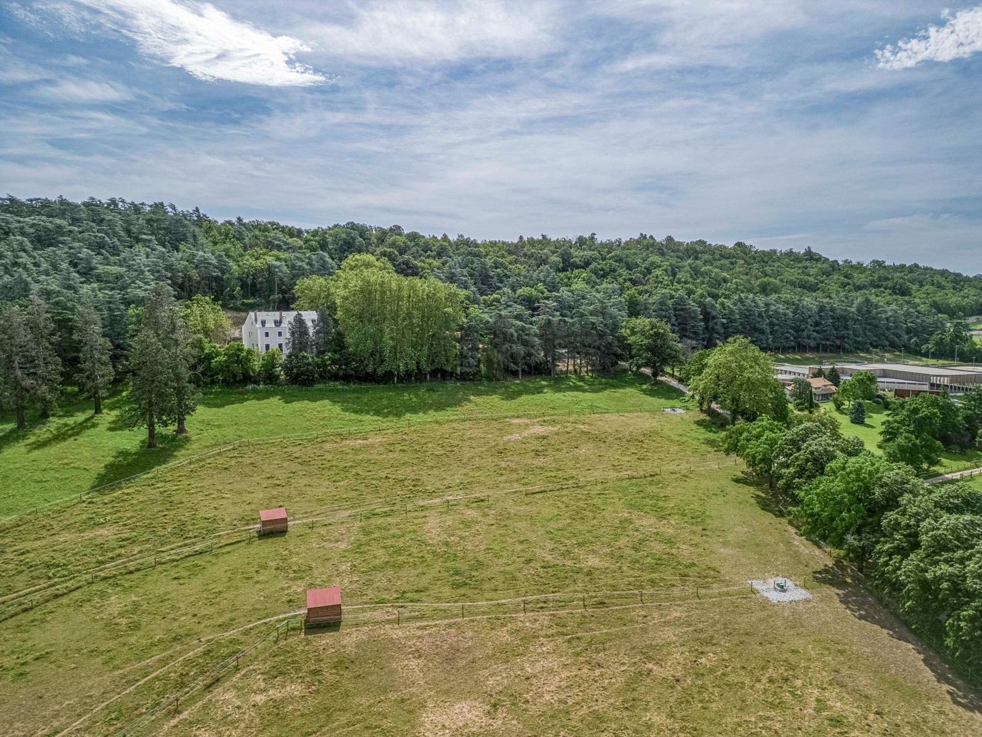 1 - Grand Spacieux Dans Un Chateau Du 17eme Siecle, A 15min De Lyon